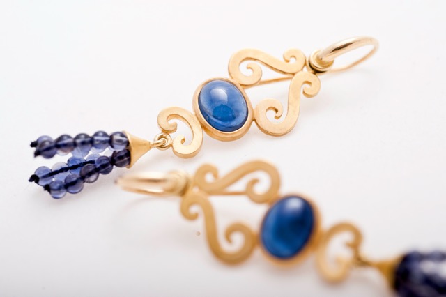 35) Ornament-Ohrhänger 900er und 750er Gelbgold, blauer Safir, Iolithperlchen