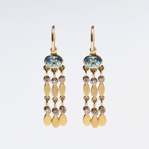 71) &bdquo;Folia&ldquo;, lange tropfen Ohrh&auml;nger, Aquamarin 6 x 4, Brillanten, 750er Gelbgold