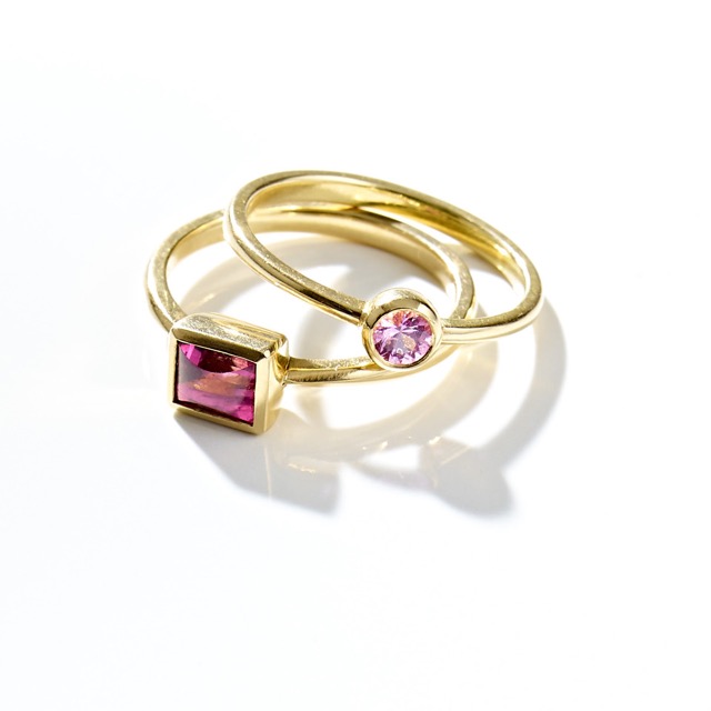 31) Ringe, mit rosa Saphir oder pinken Spinell, 750er Gelbgold