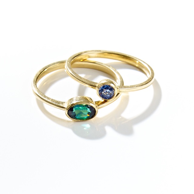 32) Ringe, mit blauem Saphir oder gr&uuml;nem Turmalin , 750er Gelbgold